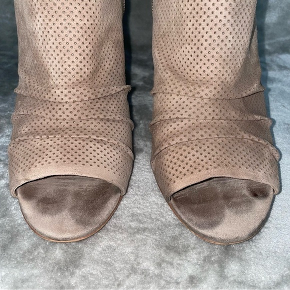 Vince Camuto Taupe Suede Perforated Peep Toe Ankle Booties Chunky Heel Sz 9 - Picture 3 of 12